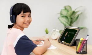 Tren Pendidikan 2025 di Indonesia Teknologi AI Kurikulum Baru dan Transformasi Digital Sekolah_11zon Tren Pendidikan 2025 di Indonesia Teknologi AI Kurikulum Baru dan Transformasi Digital Sekolah