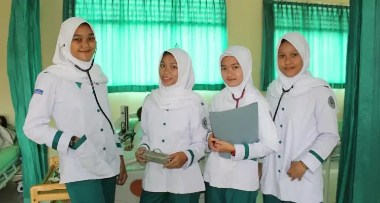 Sekolah Keperawatan, Jalur Pendidikan yang Membentuk Tenaga Kesehatan Paling Dekat dengan Pasien
