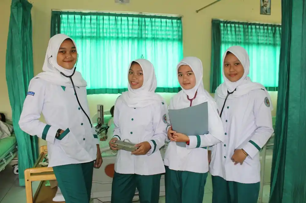 Sekolah Keperawatan, Jalur Pendidikan yang Membentuk Tenaga Kesehatan Paling Dekat dengan Pasien